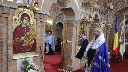 Episcopul Iustin a oficiat slujba Paraclisului Maicii Domnului la Catedrala „Sfânta Treime” (GALERIE FOTO)