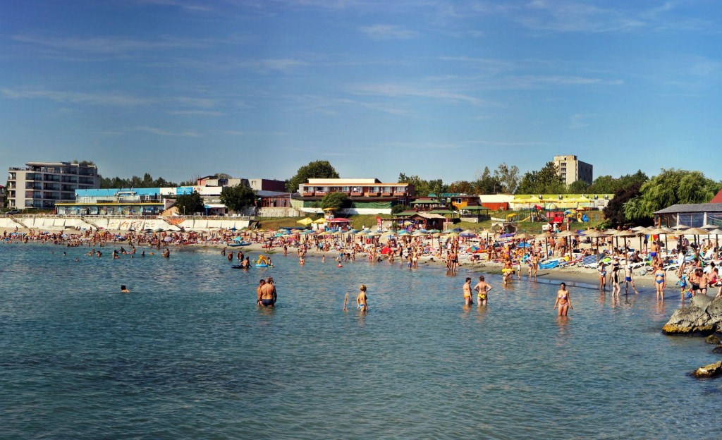 Românii au luat cu asalt litoralul. Plajele sunt pline, iar spre stațiunile din sud se circulă în coloană