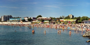 Românii au luat cu asalt litoralul. Plajele sunt pline, iar spre stațiunile din sud se circulă în coloană