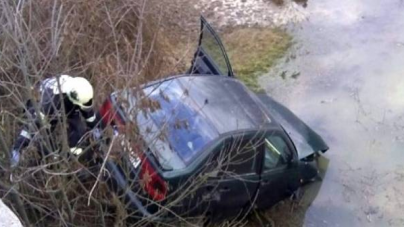 Doi tineri reținuți pentru 24 de ore: unul a avariat intenționat mașina poliției,  celălalt a tâlhărit