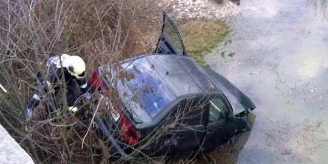 Doi tineri reținuți pentru 24 de ore: unul a avariat intenționat mașina poliției,  celălalt a tâlhărit