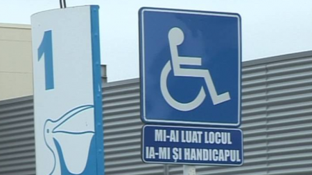 Au crescut de 5 ori amenzile pentru folosirea abuzivă a locurilor de parcare destinate persoanelor cu handicap