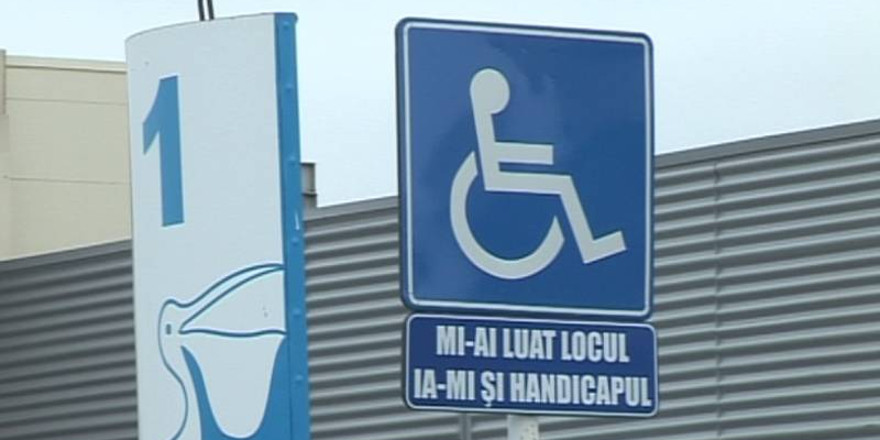Au crescut de 5 ori amenzile pentru folosirea abuzivă a locurilor de parcare destinate persoanelor cu handicap