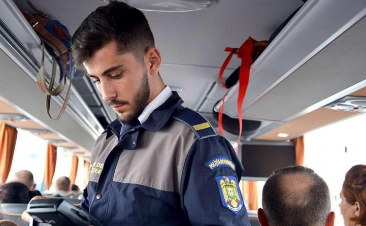 O femeie și-a ascuns copilul sub bancheta unui microbuz pentru a-l putea scoate din țară