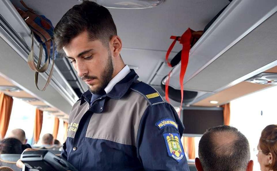 O femeie și-a ascuns copilul sub bancheta unui microbuz pentru a-l putea scoate din țară