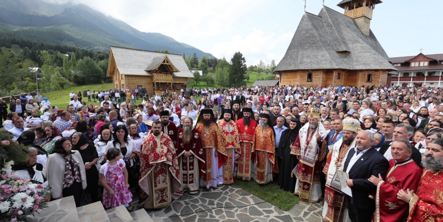 Târnosirea bisericii Mănăstirii Pietroasa Borşa (GALERIE FOTO)