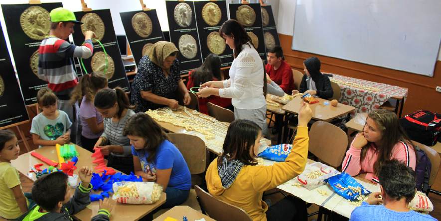 Meşteşuguri şi obiceiuri vechi la Şcoala din Oarţa de Sus (GALERIE FOTO)