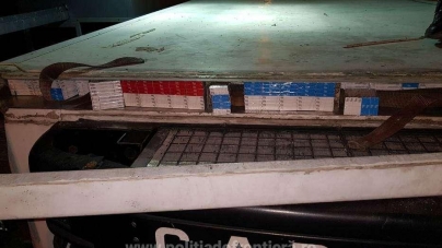 Contrabandist prins cu țigări dosite în plafonul unei semiremorci