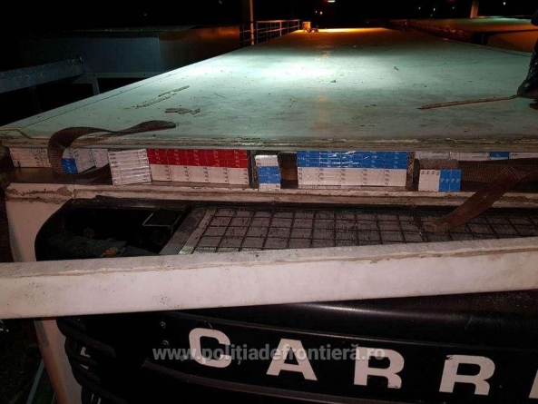 Contrabandist prins cu țigări dosite în plafonul unei semiremorci