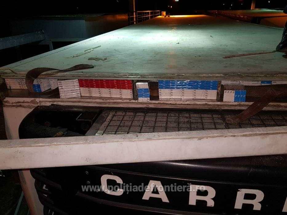 Contrabandist prins cu țigări dosite în plafonul unei semiremorci