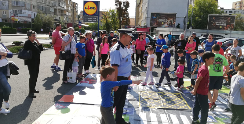 Părinții  la cumpărături în magazin, copiii la lecții rutiere în parcare