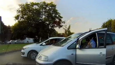 Șofer arestat fiindcă a sărit cu sabia la o colegă din trafic