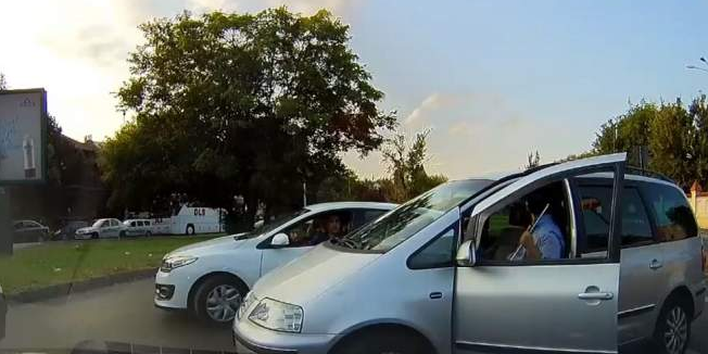 Șofer arestat fiindcă a sărit cu sabia la o colegă din trafic