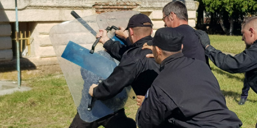 Mascații au descins în Seini și Apa