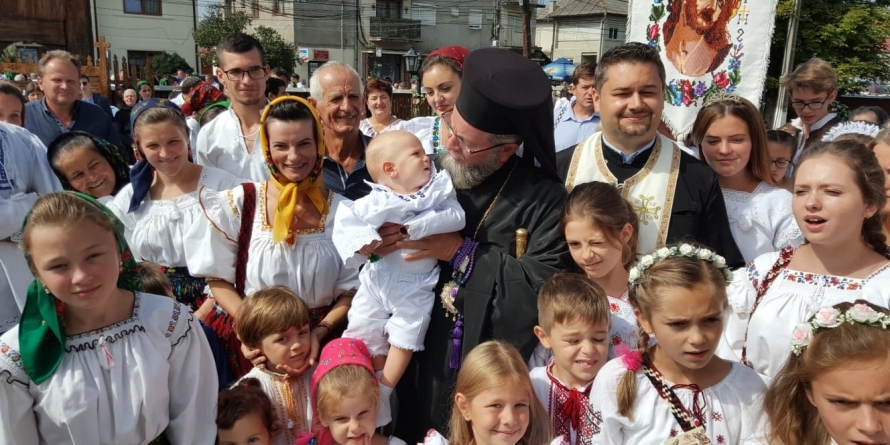 3000 de credincioși la hramul bisericii din Rozavlea (GALERIE FOTO)