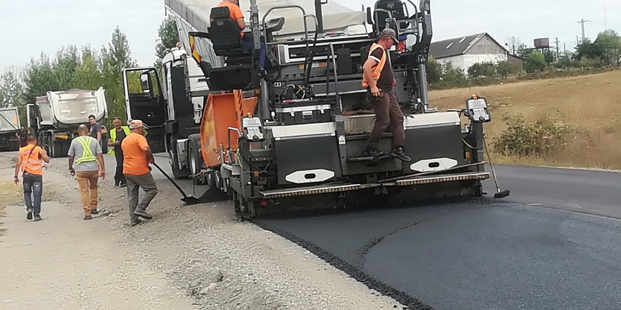 ”Și,  totuși, se învârte”. Asfaltul pe DN 18 (GALERIE FOTO)