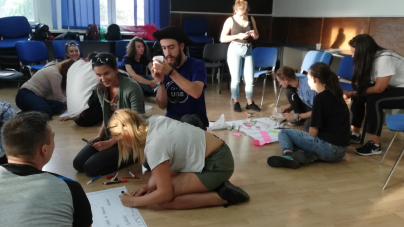 Lucrători de tineret cu patalama