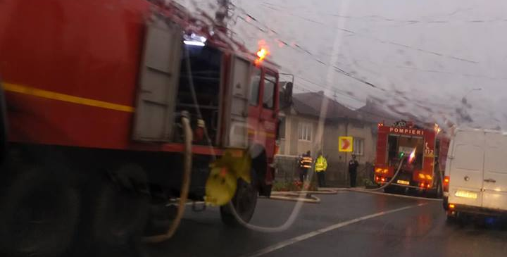Un incendiu a dat peste cap circulația în Lăpușel (GALERIE FOTO)