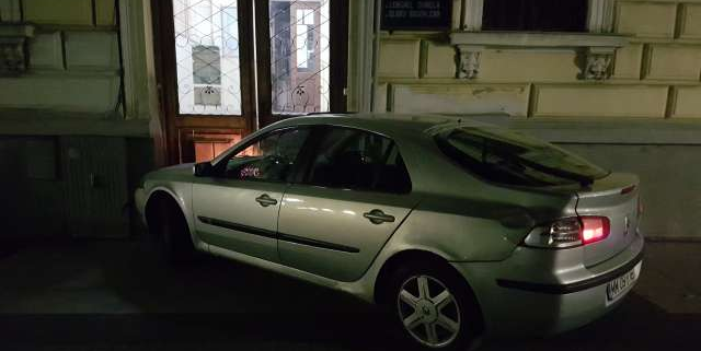 S-a proptit cu mașina chiar în ușa Judecătoriei  din Sighet