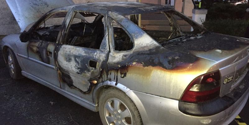 Mașina-i arsă, proprietarul nu-i deloc