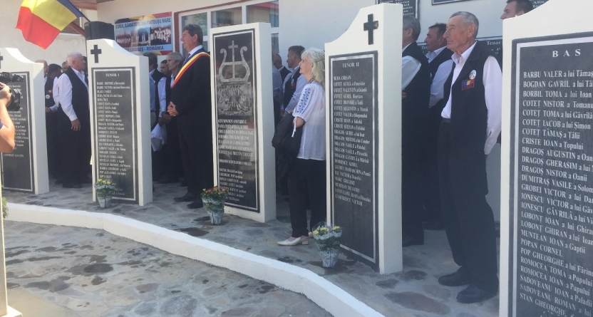 Un monument pentru toți membrii pe care i-a avut în timp Corul bărbătesc din Finteușu Mare (Galerie FOTO)