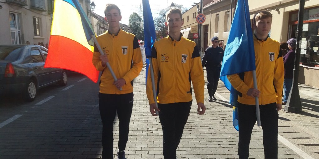 Doi ucraineni pe post de portdrapel al României la parada de deschidere a ”Castanelor 2018” (GALERIE FOTO)