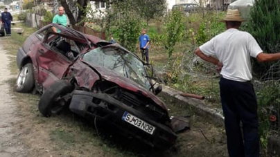 Au dat cu mașina în gard și-n stâlp, dar au scăpat cu viață