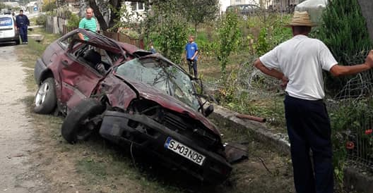 Au dat cu mașina în gard și-n stâlp, dar au scăpat cu viață