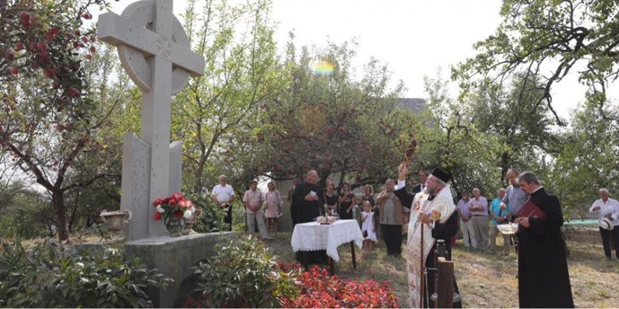 Scriitorii au troița lor la Ocoliș, unde s-a deschis tabăra națională de literatură și arte plastice Archeus 2018 (GALERIE FOTO)