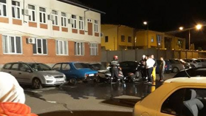 Un autoturism a luat foc într-o parcare plină de mașini (VIDEO)