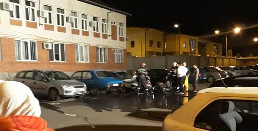 Un autoturism a luat foc într-o parcare plină de mașini (VIDEO)