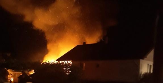 Trei locuințe și un autobuz au luat foc în ultimele 24 de ore