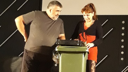 ”Gunoierul” vine la Casa de Cultură