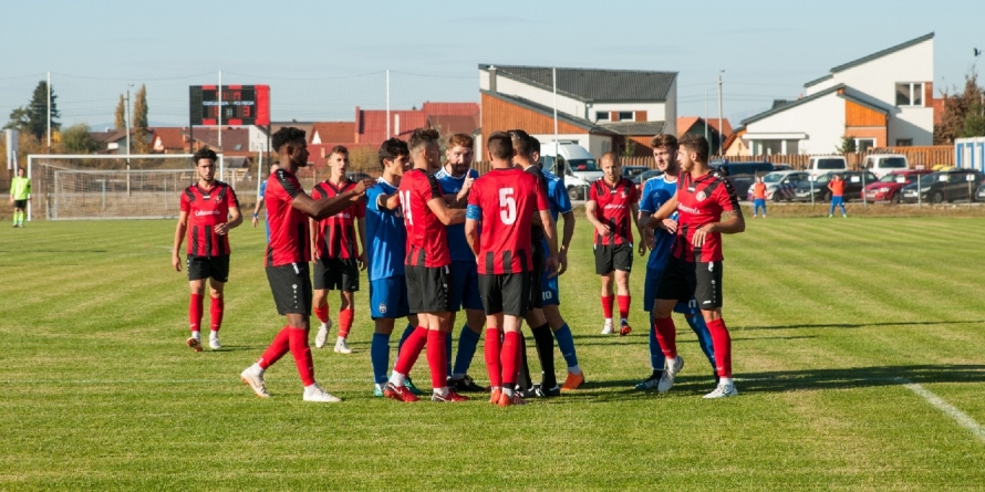 FOTBAL. Minerul și Recea câștigă în deplasare și egalează la puncte liderul clasamentului