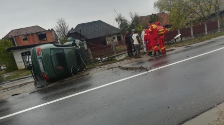Accident la Săcălășeni – o mașină a intrat într-un stâlp de electricitate, pe care l-a rupt (GALERIE FOTO)