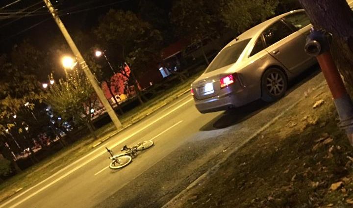 Biciclist lovit de mașină