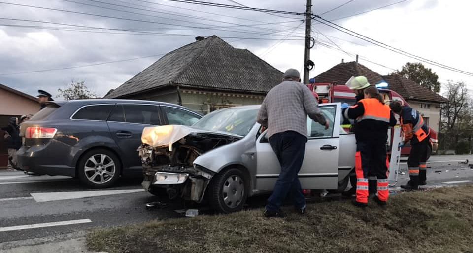 Accident în Satulung cu două persoane încarcerate
