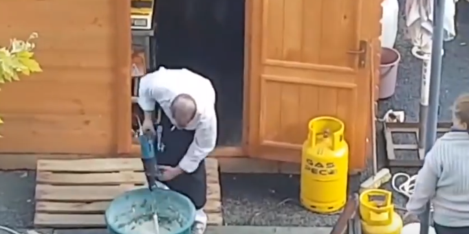 30.000 lei – amenda aplicată celor care, la ”Castane 2018”, frământau aluatul cu bormașina în timp ce fumau (VIDEO)