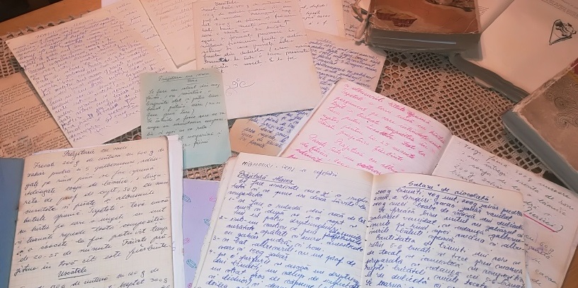 Caietul cu rețete de prăjituri faţă-n faţă cu laptopul