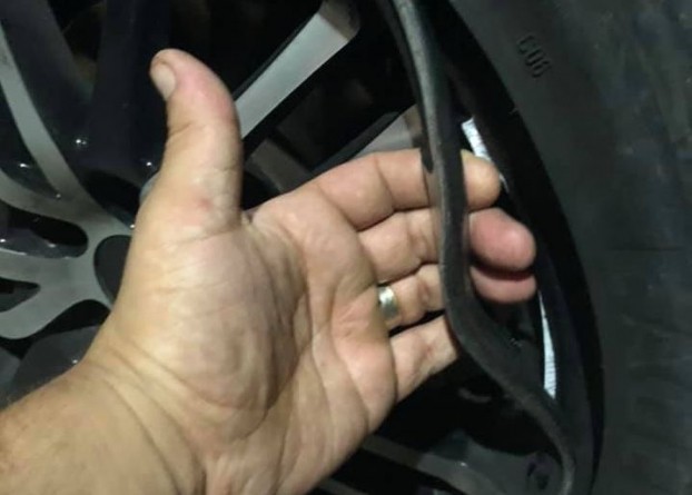 Șoferi exasperați că-și rup roțile mașinilor în gropile de pe șoselele județului (GALERIE FOTO)