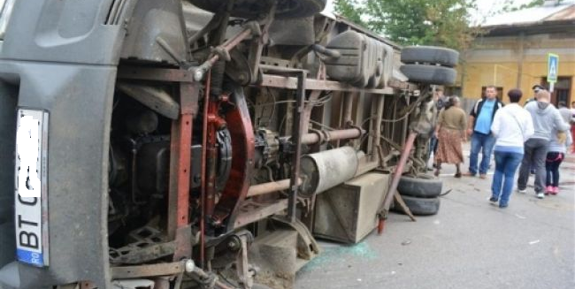 Mașină răsturnată după ce a lovit frontal un copac din Ocna Șugatag