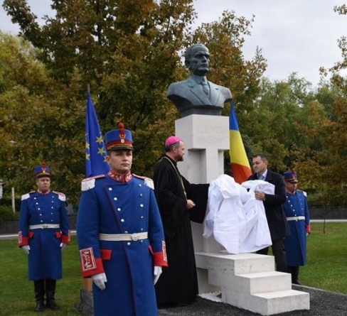 Monument în memoria lui Iuliu Maniu