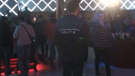 Poliţişti ce umblă dintr-un club de noapte în altul, deși sunt în timpul serviciului