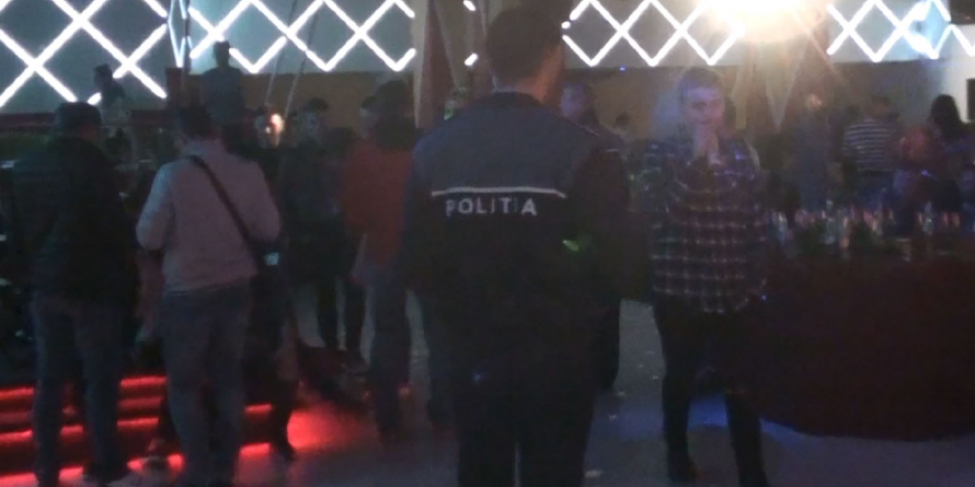 Poliţişti ce umblă dintr-un club de noapte în altul, deși sunt în timpul serviciului