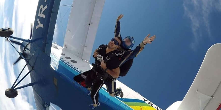 Salturi cu parașuta în tandem