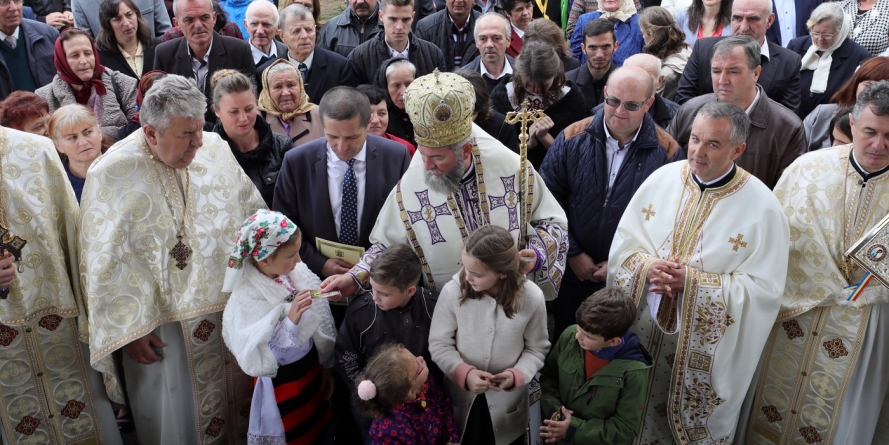 La târnosire, biserica din Fersig a primit două hramuri 	(GALERIE FOTO)