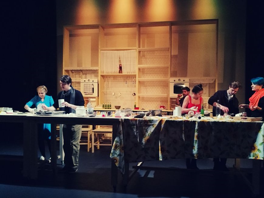Poftiți la teatru!