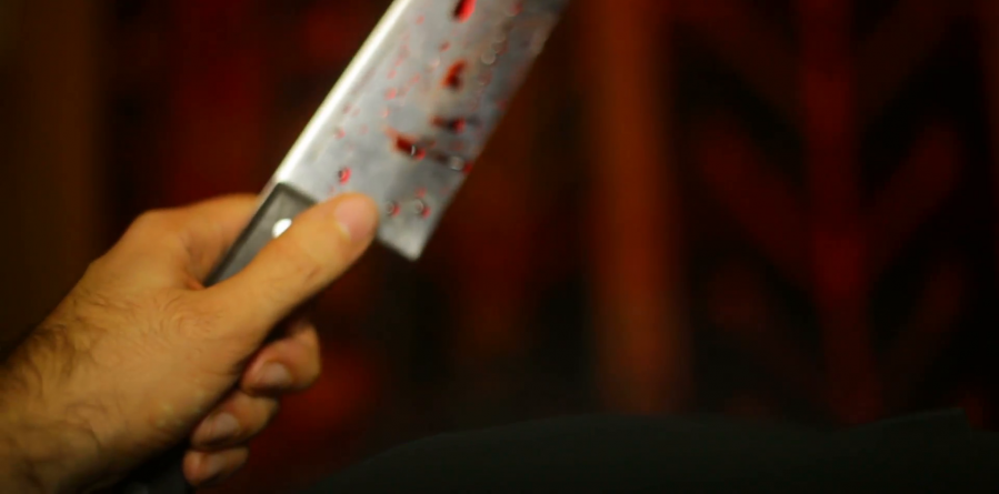 A înjunghiat două persoane – una fiindu-i soție – și riscă până la 20 de ani de închisoare