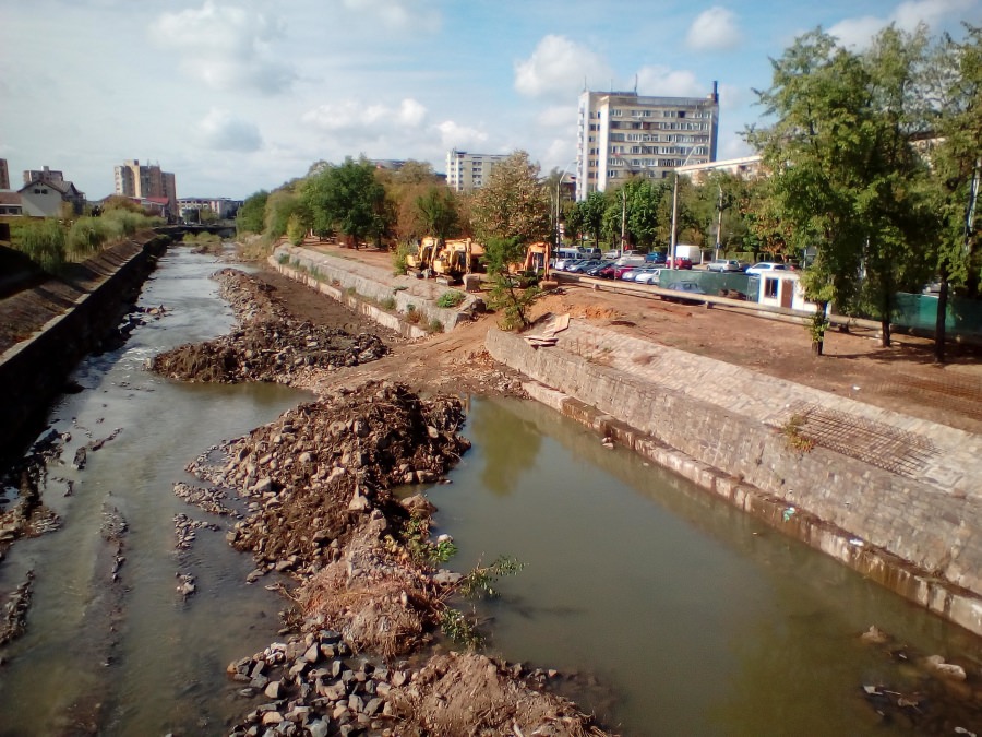 Cum mai e cu lucrările în albia râului Săsar