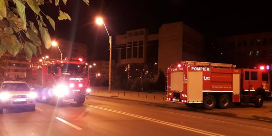 Locatarii unei scări de bloc, evacuați din cauza unui incendiu